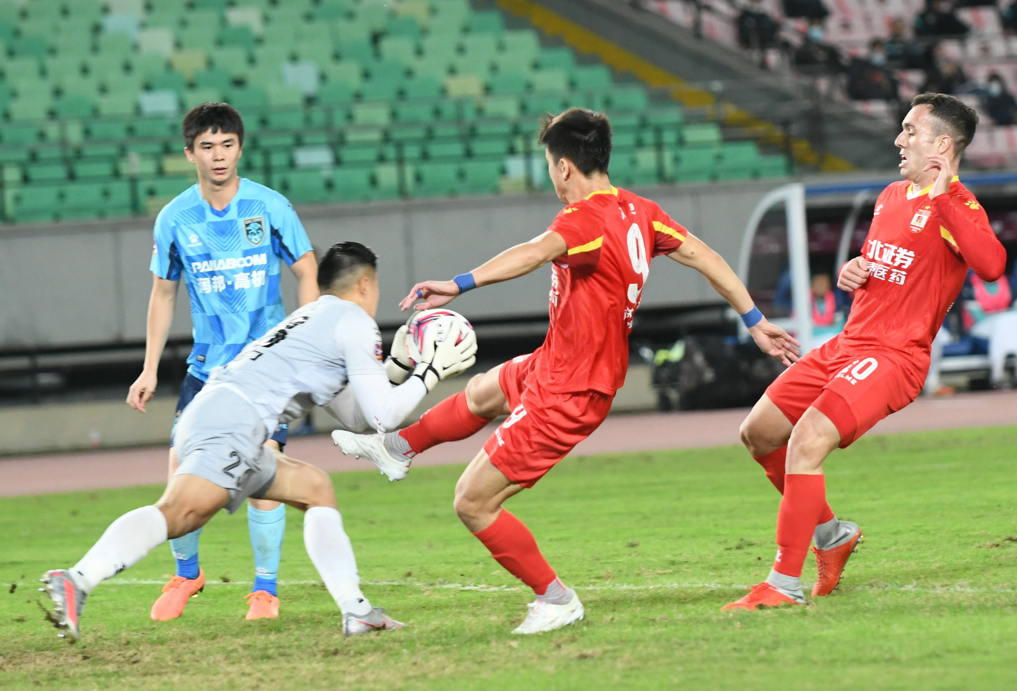 大发彩票-精彩瞬间频现，球员们拼尽全力争胜(纳什传球精彩视频)