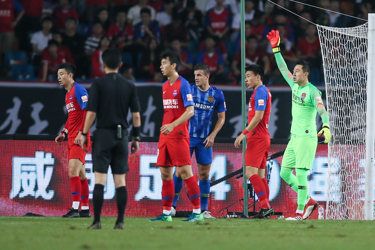 包含江苏苏宁坐镇主场对阵重庆斯威，实力对决的词条